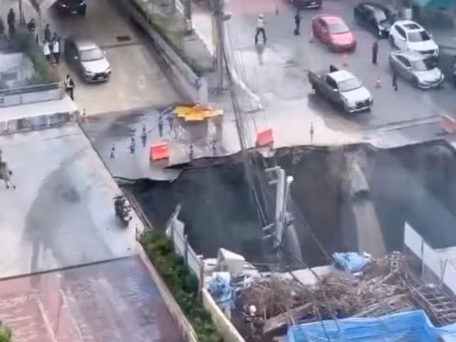 Impactante socavón se abrió en la ciudad de Bangkok | VIDEO